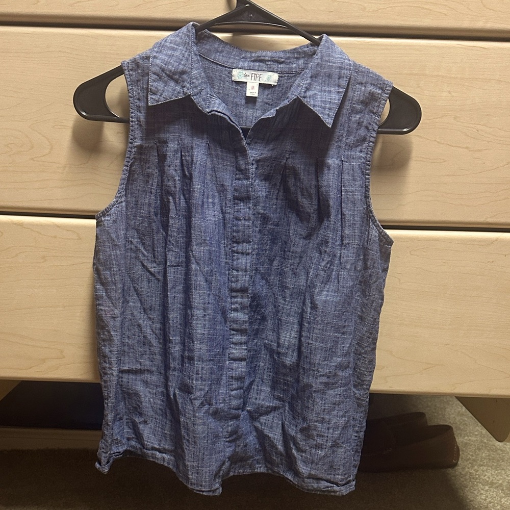 Super cute slightly cropped top Denim look soft feel